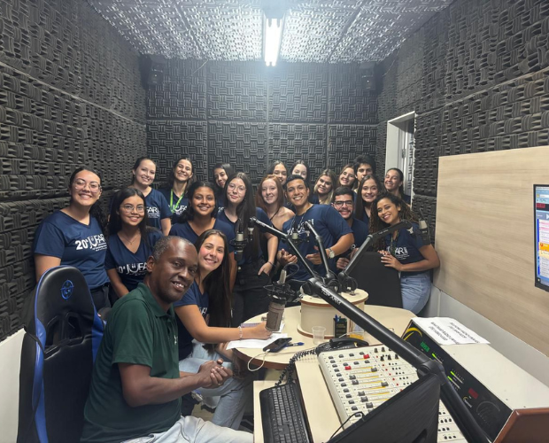 Acad�micos de Farm�cia da Univ�s concedem entrevista ao vivo na Educativa Univ�s